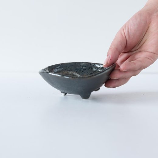 【WEB限定】黒釉刷毛目 三つ足4寸鉢 -器市-