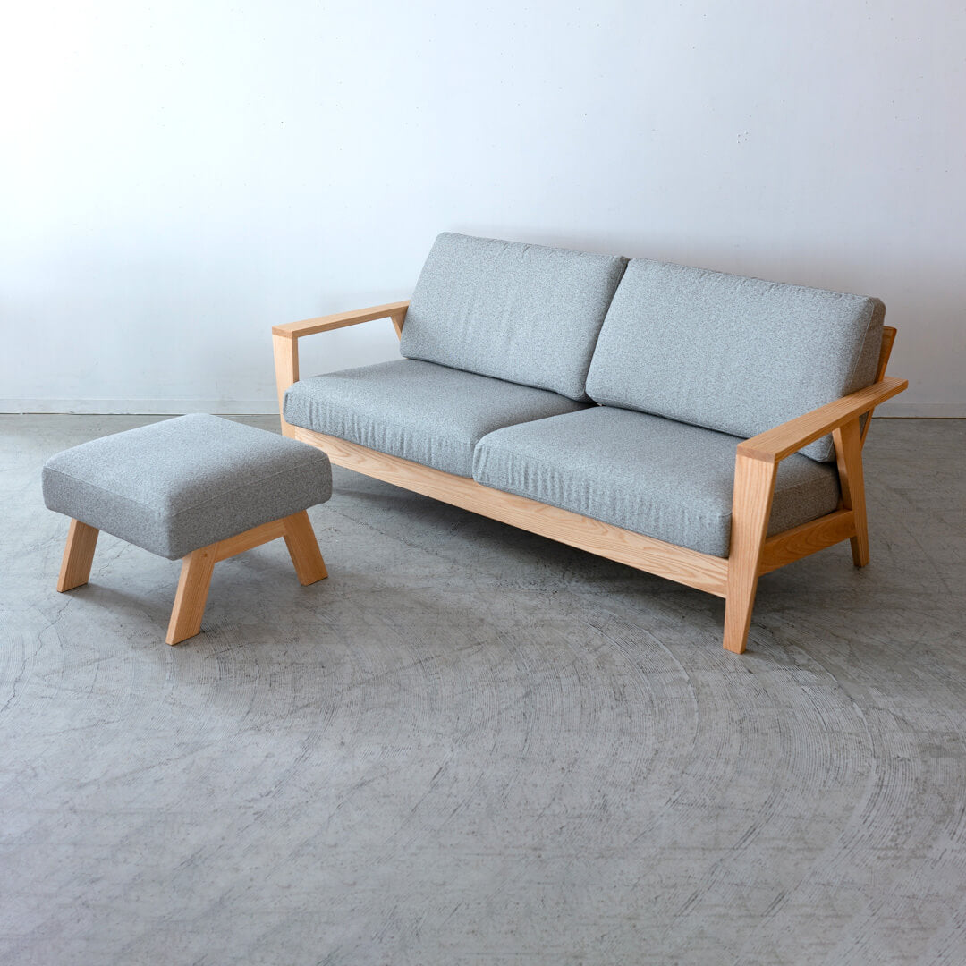 【現品SALE】カラル 2.5Pソファ＋スツール｜レッドオーク材・オイル仕上げ／ブランカ グレー