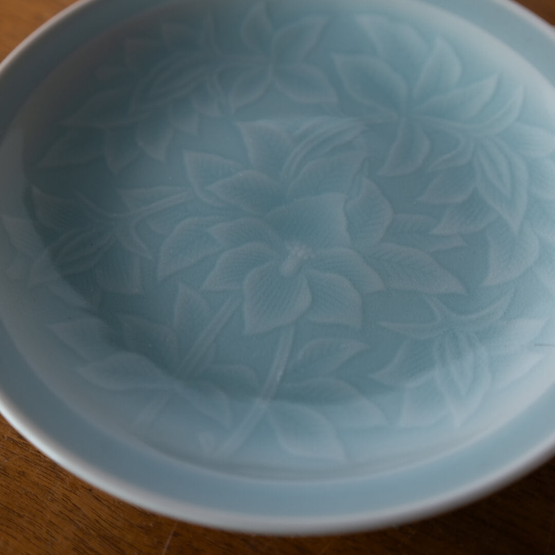 【WEB限定】青磁丸皿 彫り華唐草 -器市-