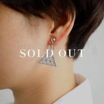 レースラティストライアングルイヤリング 売り切れ