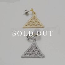 レースラティストライアングルピアス 売り切れ