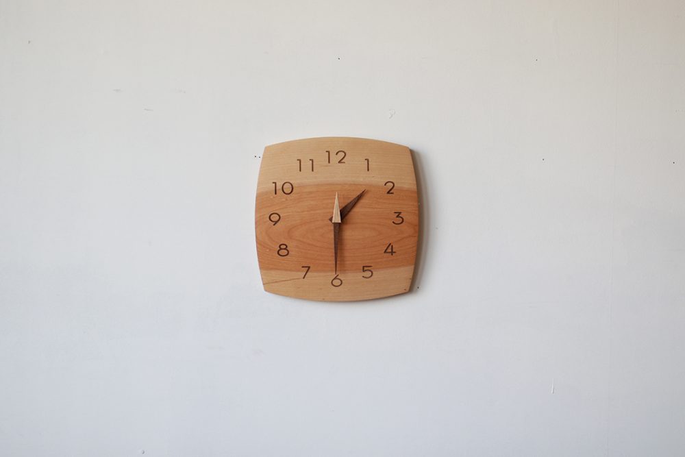 木の掛け時計　kaku240　樺②