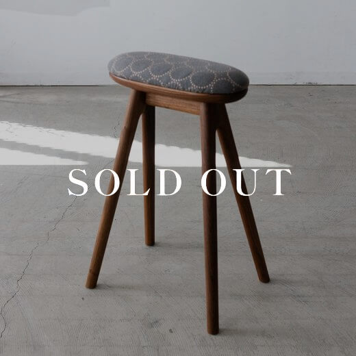 coupé kitchen stool 〈ウォールナット材 - 張地ミナペルホネン グレー〉売り切れ