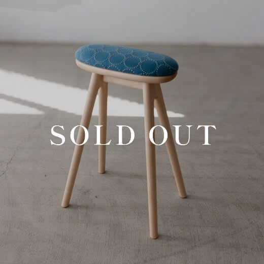 coupé kitchen stool 〈メープル材 - 張地ミナペルホネン ブルー〉売り切れ