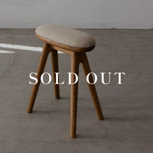 coupé kitchen stool 〈ホワイトオーク材 - 張地ミナペルホネン ベージュ〉売り切れ