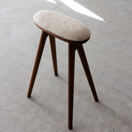 coupé kitchen stool 〈ウォールナット材 / 張地ミナペルホネン ベージュ〉