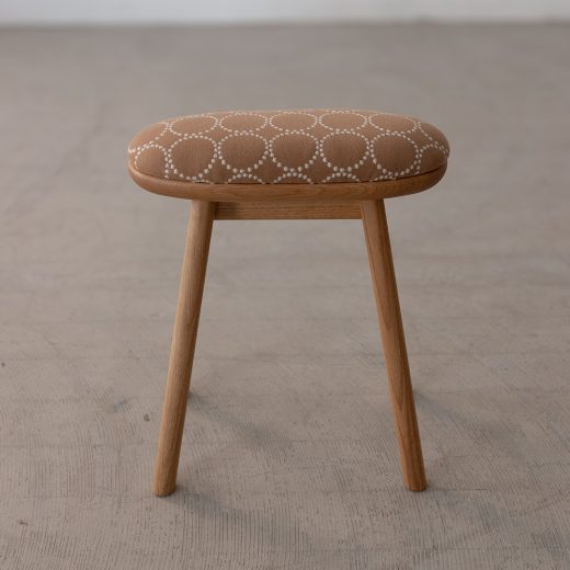 coupé kitchen stool 〈ホワイトオーク材 / 張地ミナペルホネン ブラウン〉