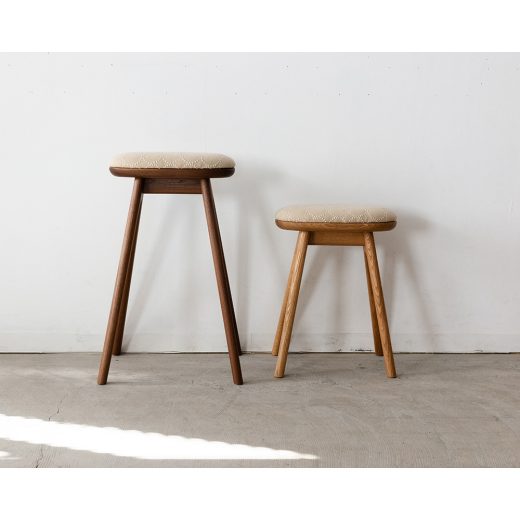 coupé kitchen stool 〈ウォールナット材 / 張地ミナペルホネン ベージュ〉