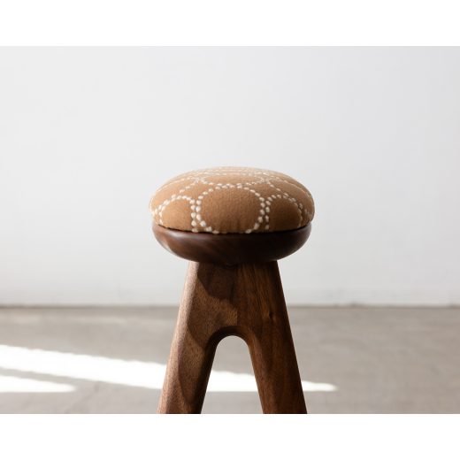 coupé kitchen stool 〈ウォールナット材 / 張地ミナペルホネン ブラウン〉