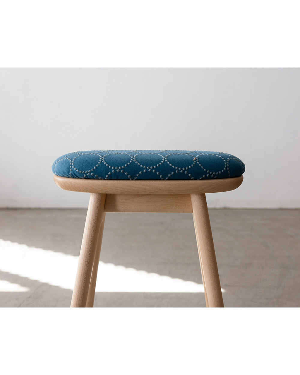 coupé kitchen stool 〈メープル材 / 張地ミナペルホネン ブルー〉
