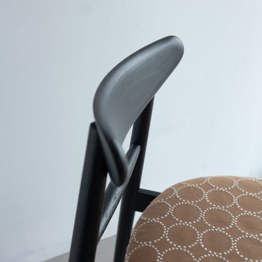 emi chair ( エミ チェア ) × minä perhonen〈ブラック（ウレタン塗装）/  張地 キャメル〉