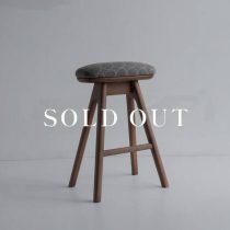 【送料込】キッチンスツールBR(H530)＋張地ミナペルホネン グレー 売り切れ