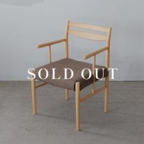 アウトレット家具の［現品SALE］PIERCE（ピアース）アームチェア ビーチ材 ナチュラル色 ウレタン仕上げ - 張地ブラウン 売り切れ