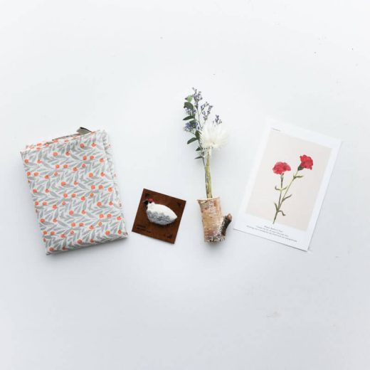 ［2025母の日限定］ポストカード付き ブローチとハンカチと白樺の一輪挿し -Orange Bloom-