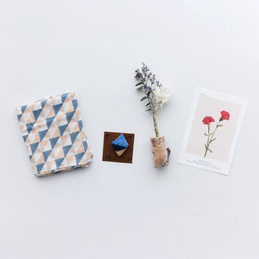 ［2025母の日限定］ポストカード付き ブローチとハンカチと白樺の一輪挿し -Triangle Blue-