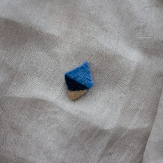 ［2025母の日限定］ポストカード付き ブローチとハンカチと白樺の一輪挿し -Triangle Blue-
