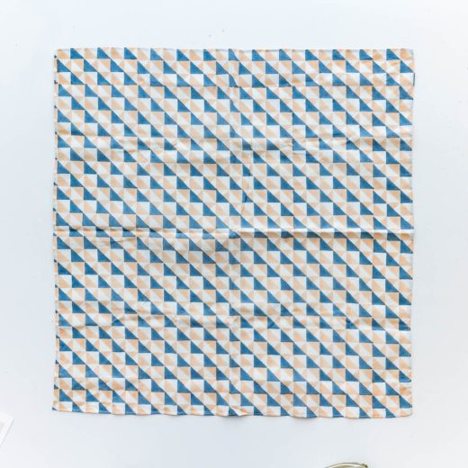 ［2025母の日限定］ポストカード付き ブローチとハンカチと白樺の一輪挿し -Triangle Blue-