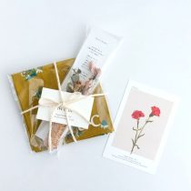 ［2025母の日限定］刺繍ハンカチと白樺の一輪挿しセット（マスタード）