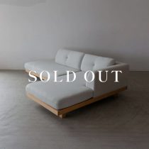 アウトレット家具の［現品SALE］コロンカウチソファ（R）＋シェーズロング（L）レッドオーク - オイル 張地：ランク2 エコモコ - ホワイト 売り切れ