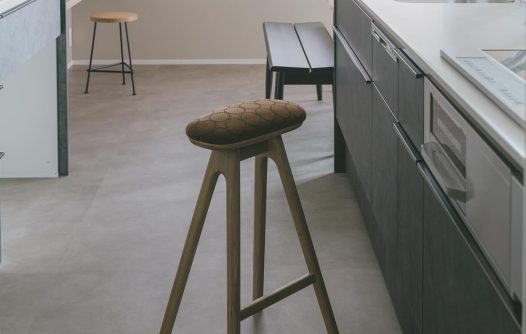 グレーとブラック、無垢の木が響きあう空間｜大得工務店様 施工物件 家具コーディネート事例