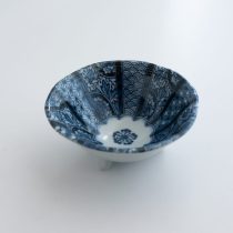 アウトレット食器（器市）の【WEB限定】紺青花 三ツ足38鉢