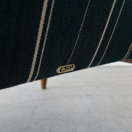 ［アップサイクル品］カリモク 1Pソファ 張地：Urd Stripe 37