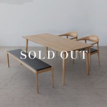 アウトレット家具の［現品SALE］BRIDGE ダイニング4点セット ダイニングテーブル180（NA）- アームチェア（NA）×2 - ベンチ150（NA）座面：R2ブラック（革） 売り切れ