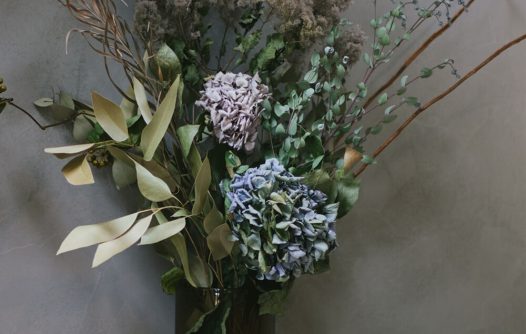 秋の気配—紫陽花とスモークツリーで魅せる｜ベーグル専門店「turn&turn」様 店舗装飾事例