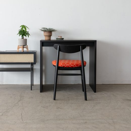 ［現品SALE］M.M.デスク（ W770 ナラ材 / BK色） + emi chair （ホワイトオーク材/ ウレタンBK色 張地：ミナペルホネン/オレンジ）