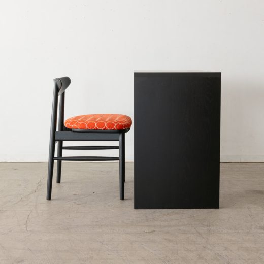 ［現品SALE］M.M.デスク（ W770 ナラ材 / BK色） + emi chair （ホワイトオーク材/ ウレタンBK色 張地：ミナペルホネン/オレンジ）