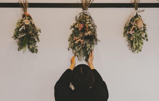 Where Flowers and Flour Flourish — 冬から春への移ろいを彩る、ドライフラワー装飾