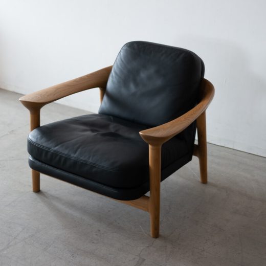 アウトレット家具の［現品SALE］BRIDGE ソファ 1S [NA] 座面:R2ブラック(革) ホワイトオーク無垢材 / オイル塗装