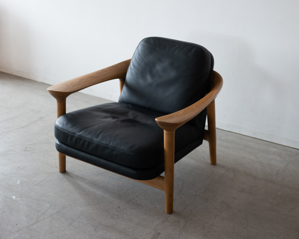 アウトレット家具の［現品SALE］BRIDGE ソファ 1S [NA] 座面:R2ブラック(革) ホワイトオーク無垢材 / オイル塗装