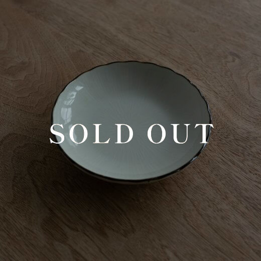 アウトレット食器（器市）の淵さび菊割4寸皿 白 売り切れ