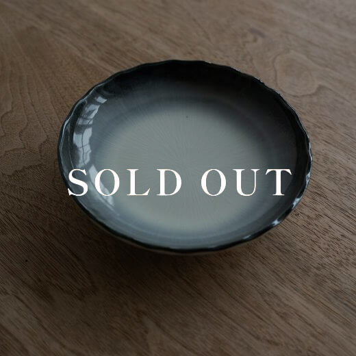 アウトレット食器（器市）の淵さび菊割4寸皿 灰 売り切れ