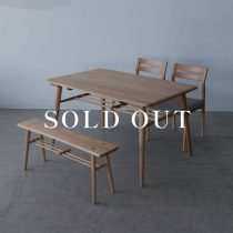 アウトレット家具の【展示品廃盤特価】Cielo ダイニング4点セット テーブル - エースチェアPVC BK×2 - ベンチ(ホワイトオーク無垢材 オイル仕上げ)売り切れ