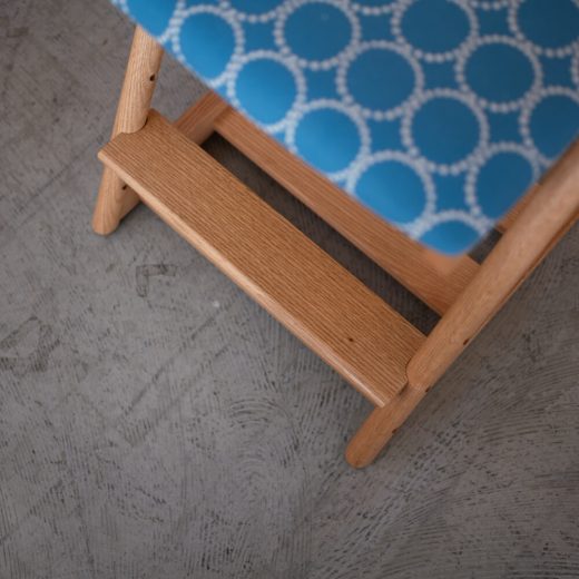 ［アップサイクル品］日進木工 学習椅子T-KIDS オーク材 / ウレタン塗装 ミナペルホネン tambourine / ブルー