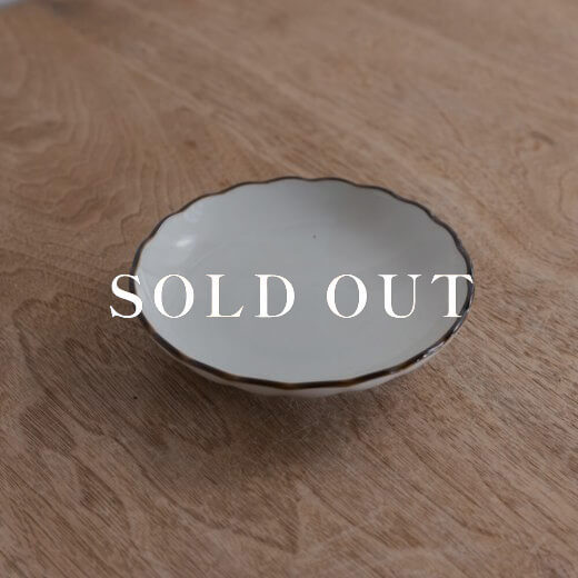 アウトレット食器（器市）の渕錆 菊型35皿 白 売り切れ