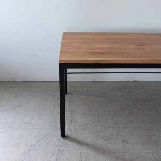 ［B品］棚付き ホワイトオーク無垢材テーブル/ オイル仕上げ（耳付加工 / 厚み仕上げタイプ）アイアン脚