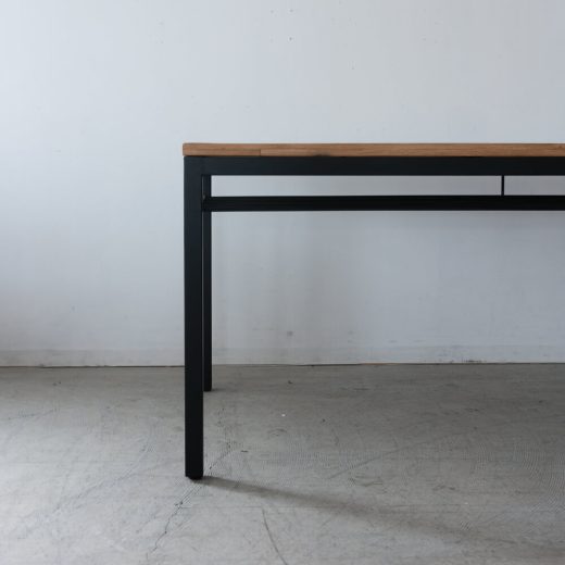 ［B品］棚付き ホワイトオーク無垢材テーブル/ オイル仕上げ（耳付加工 / 厚み仕上げタイプ）アイアン脚