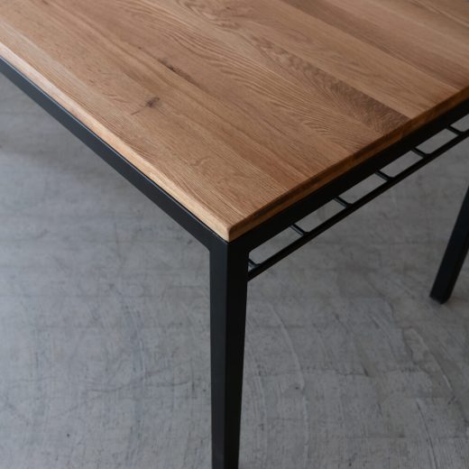 ［B品］棚付き ホワイトオーク無垢材テーブル/ オイル仕上げ（耳付加工 / 厚み仕上げタイプ）アイアン脚