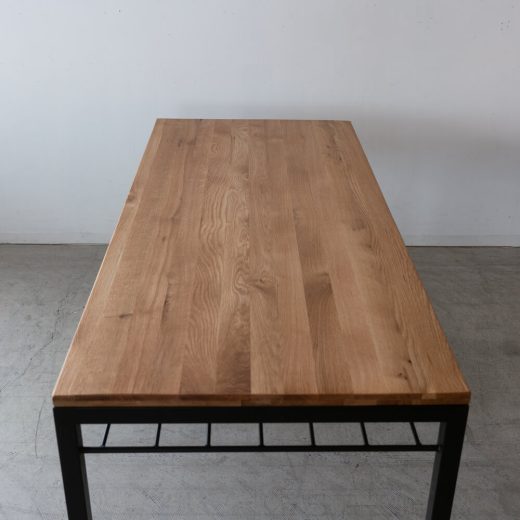 ［B品］棚付き ホワイトオーク無垢材テーブル/ オイル仕上げ（耳付加工 / 厚み仕上げタイプ）アイアン脚