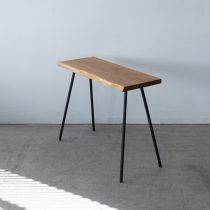 アウトレット家具の［現品SALE］北海道産 沢胡桃材 幅剥ぎ天板 耳付き（オイル仕上げ/ アイアン4本脚）