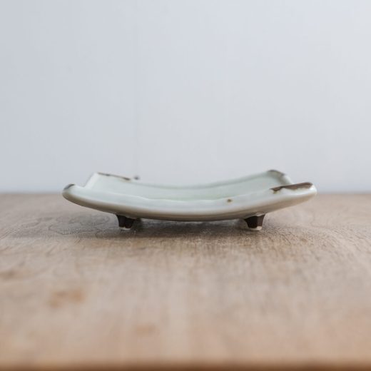 【WEB限定】鳴門貫入 四ツ足角皿 -器市-