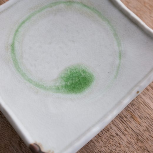 【WEB限定】鳴門貫入 四ツ足角皿 -器市-