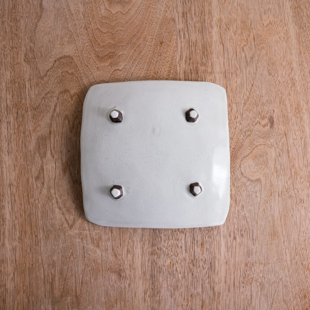 【WEB限定】鳴門貫入 四ツ足角皿 -器市-