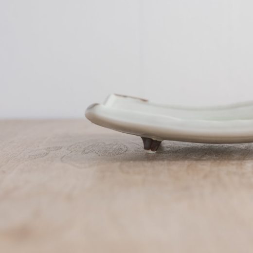 【WEB限定】鳴門貫入 四ツ足角皿 -器市-