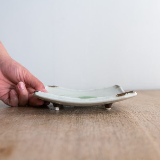 【WEB限定】鳴門貫入 四ツ足角皿 -器市-