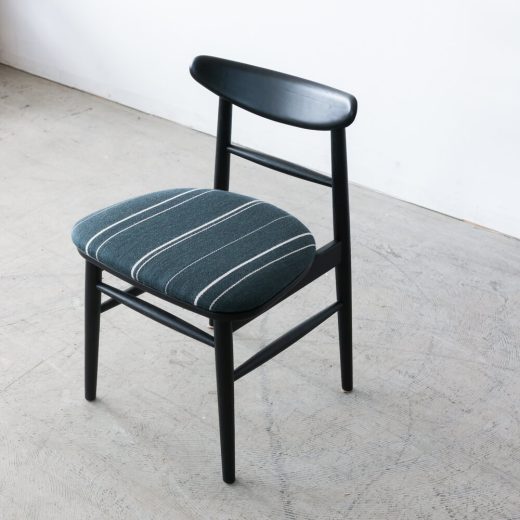 ［現品SALE］ emi チェア ホワイトオーク ウレタンBK色 (張地)Urd stripe37