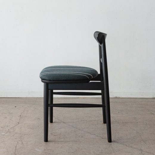 ［現品SALE］ emi チェア ホワイトオーク ウレタンBK色 (張地)Urd stripe37